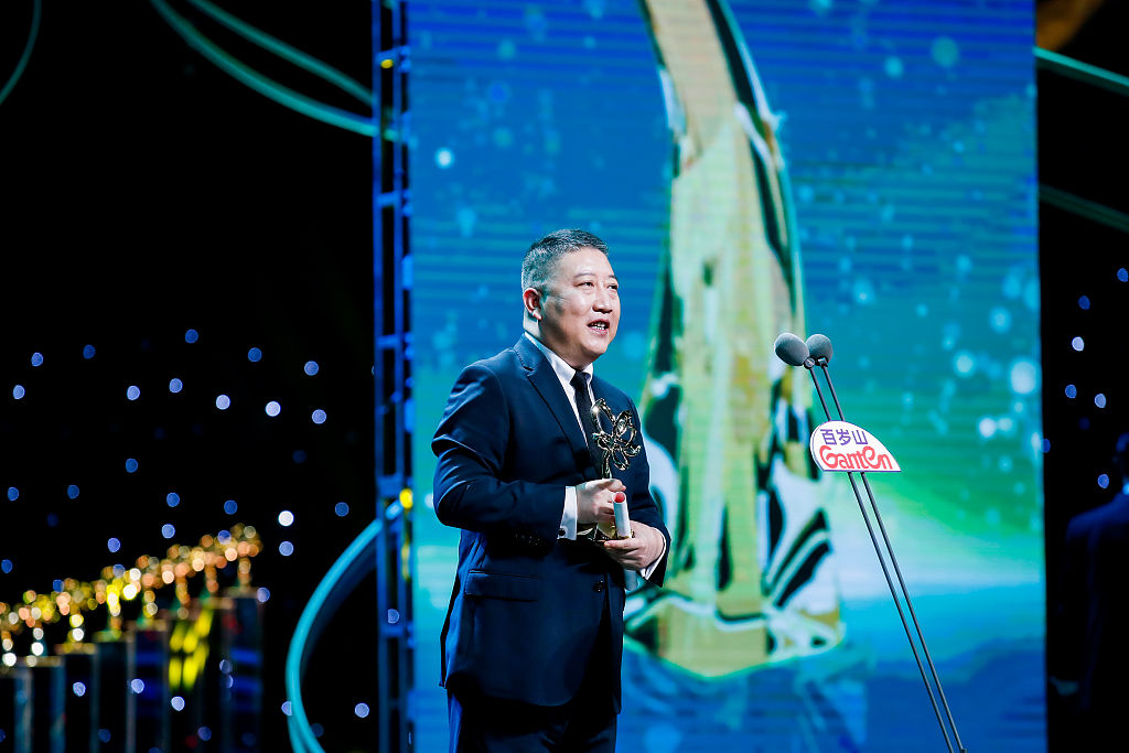 张永新获白玉兰最佳导演奖大赞于和伟表演形神兼备