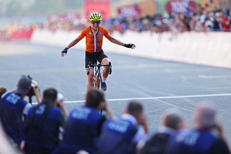 荷兰选手范费罗腾（van Vleuten）在冲线后，她还激动地举起了双臂庆祝自己“夺冠”。本文图片 人民视觉 