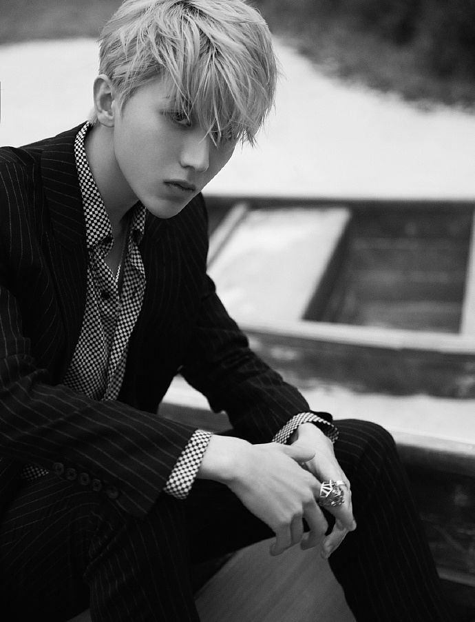 蔡徐坤银发穿酷炫黑衣气场爆棚 眼神坚毅意境冷峻氛围太绝