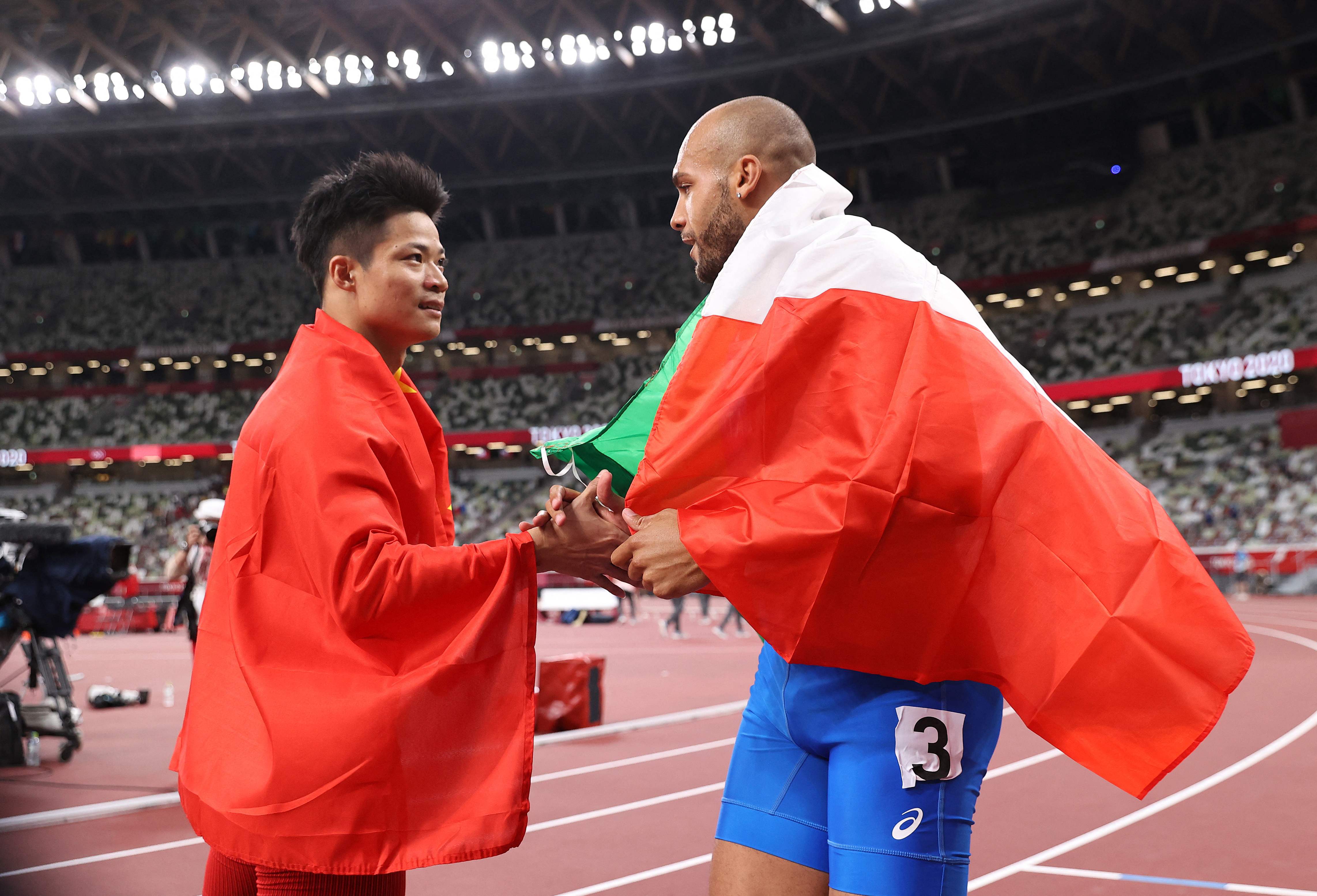 苏炳添祝贺冠军雅各布斯.