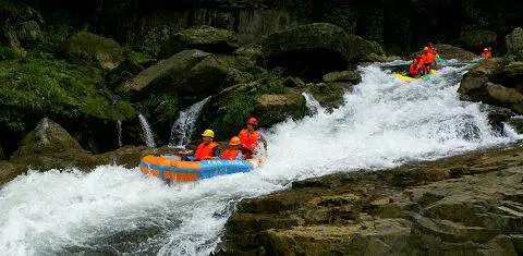 从桃源河漂流景区出来,到贵阳市修文县扎佐镇农家乐品尝当地一绝"扎佐