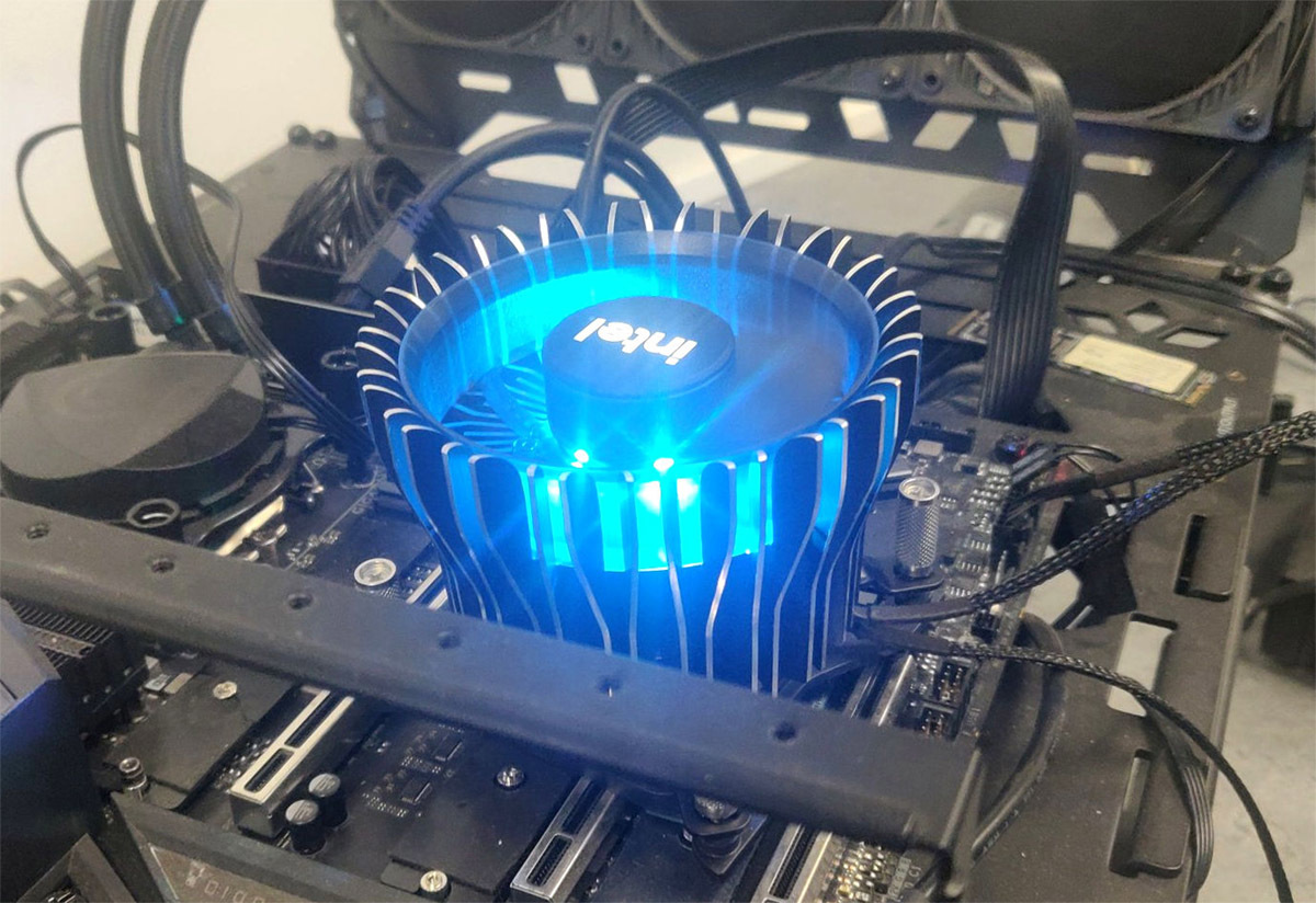 intel為12代酷睿打造的最好原裝散熱器rm1,散熱規模更大,還有rgb