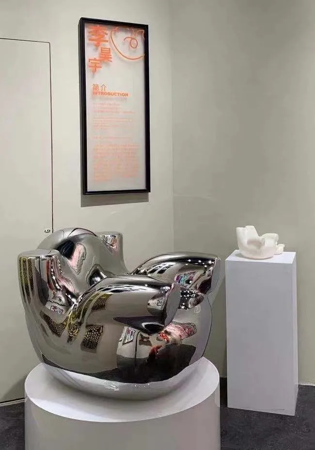 李昊宇与其设计作品笑死宝宝在上海展出