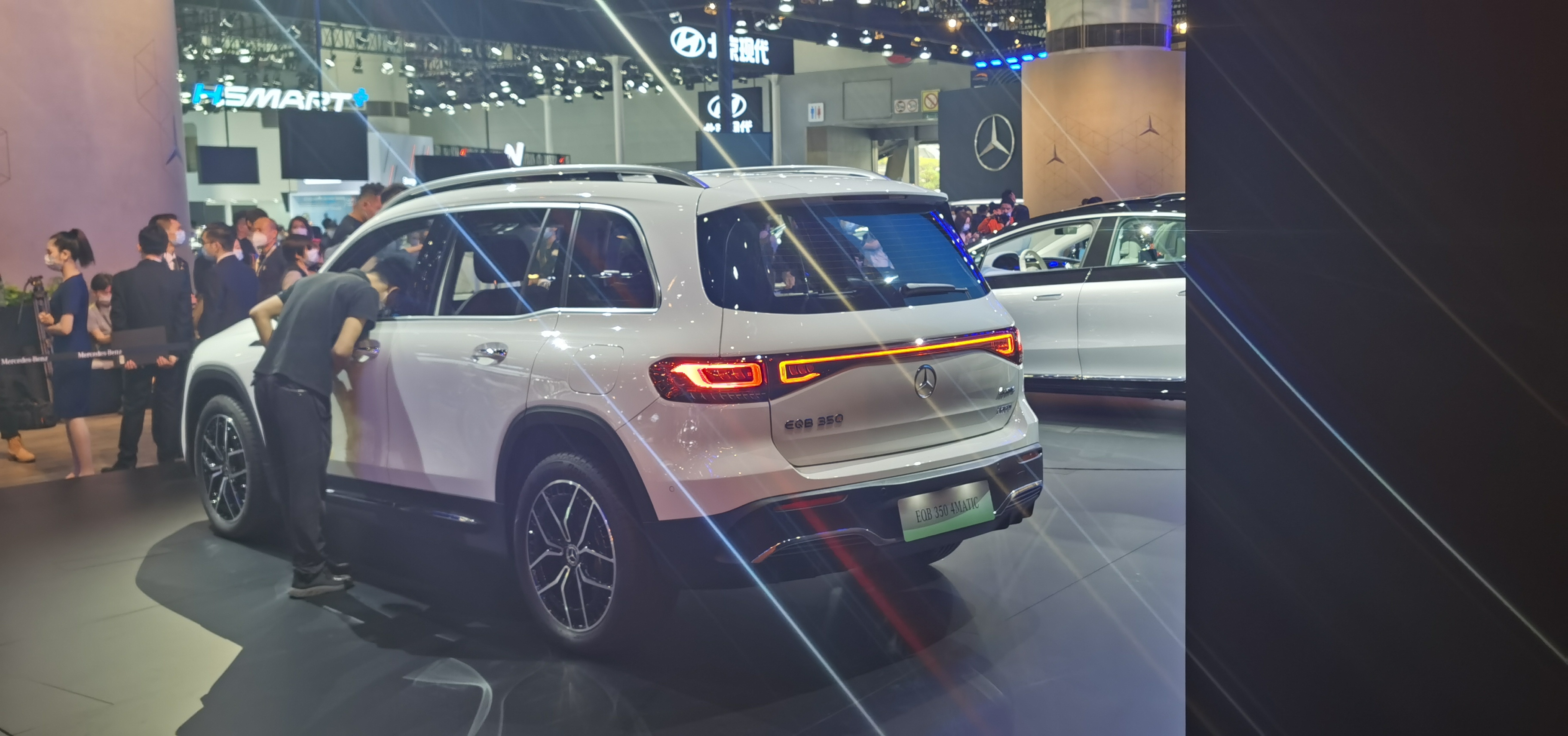 动力部分,率先上市的奔驰eqb 350 4matic车型搭载前后双电机,最大功率