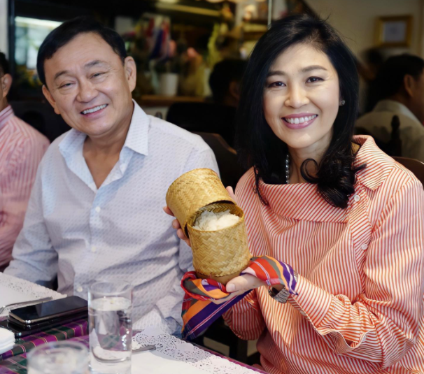 泰国前总理英拉与他信开心吃饭,关注泰国米价下跌,担忧农民生活__凤凰