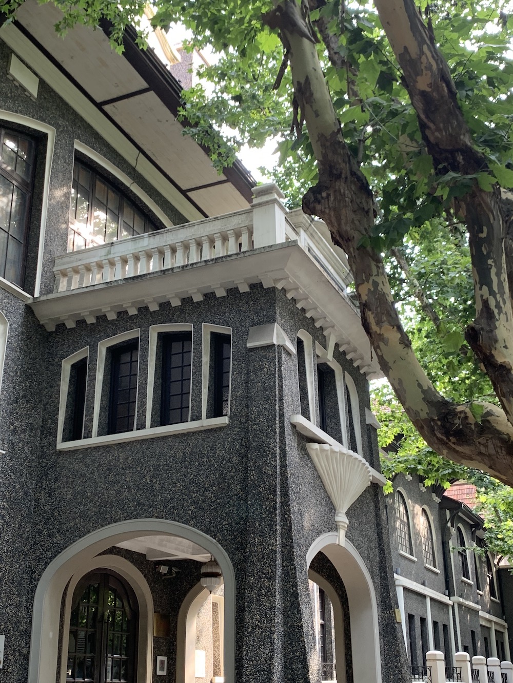 上海科学会堂一号楼,其前身是法国学堂,建成于1917年。