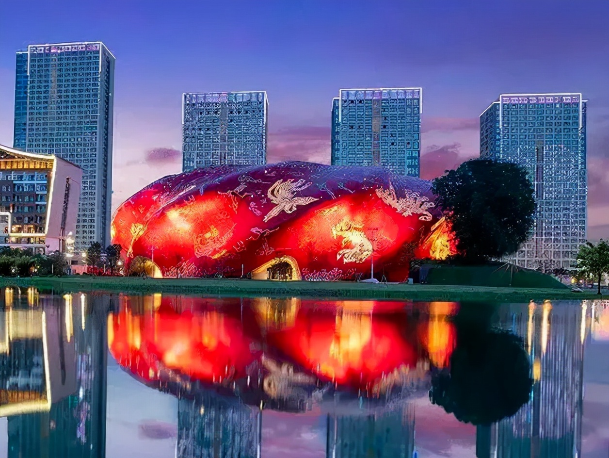 如果说这次只是滤镜闹乌龙,那广州融创大剧院的阴间设计简直就是鬼片