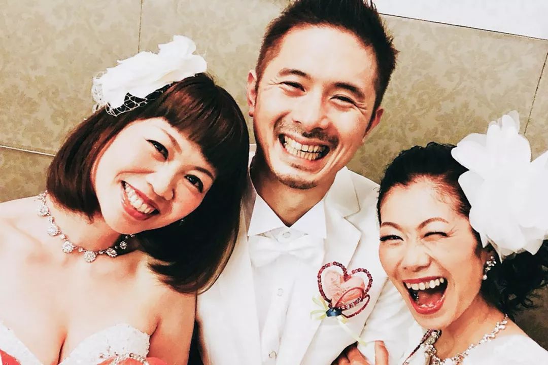 < 三个人的“结婚照” >