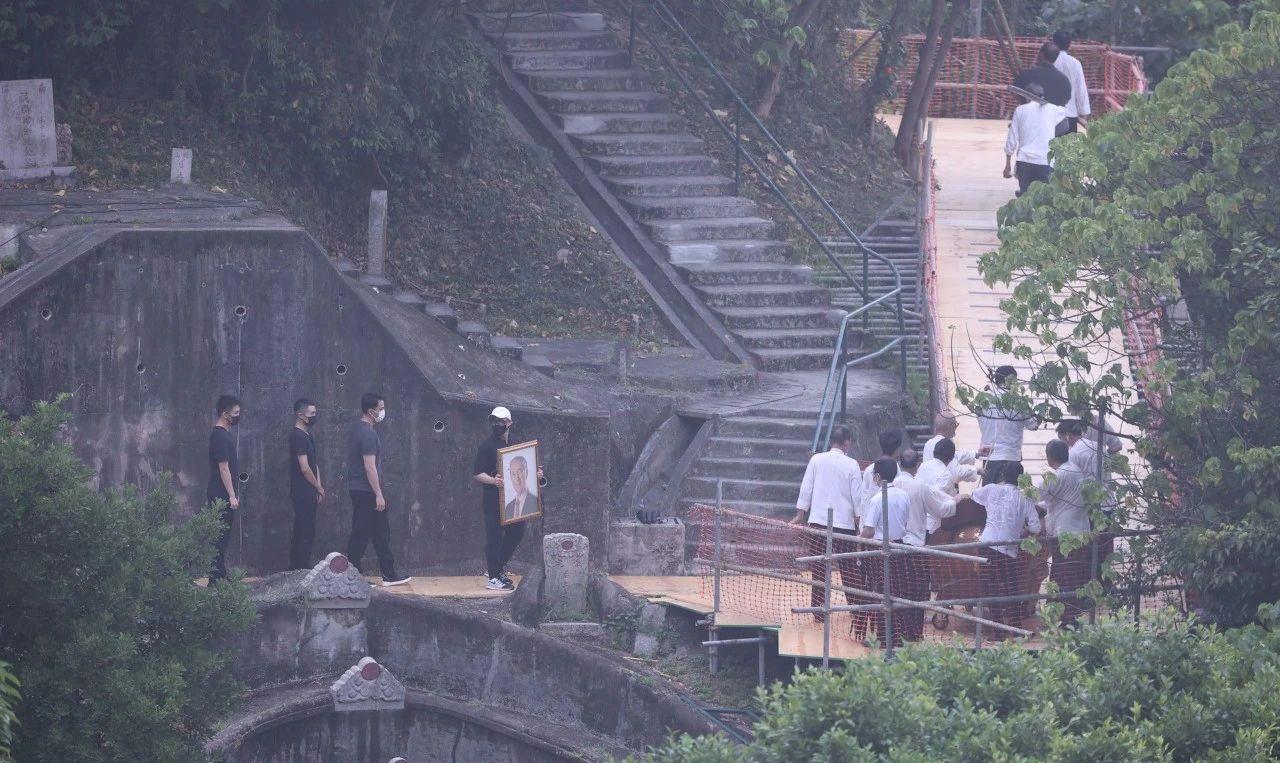 时隔一年!赌王正式下葬,二房长子捧遗像,奚梦瑶因怀二胎未现身