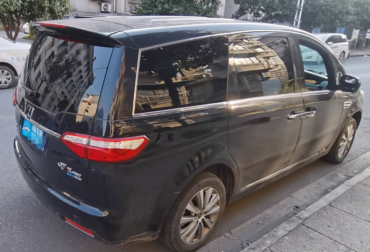 纳智捷大7mpv,开了两年还值多少钱?百公里油耗"五桶"__凤凰网