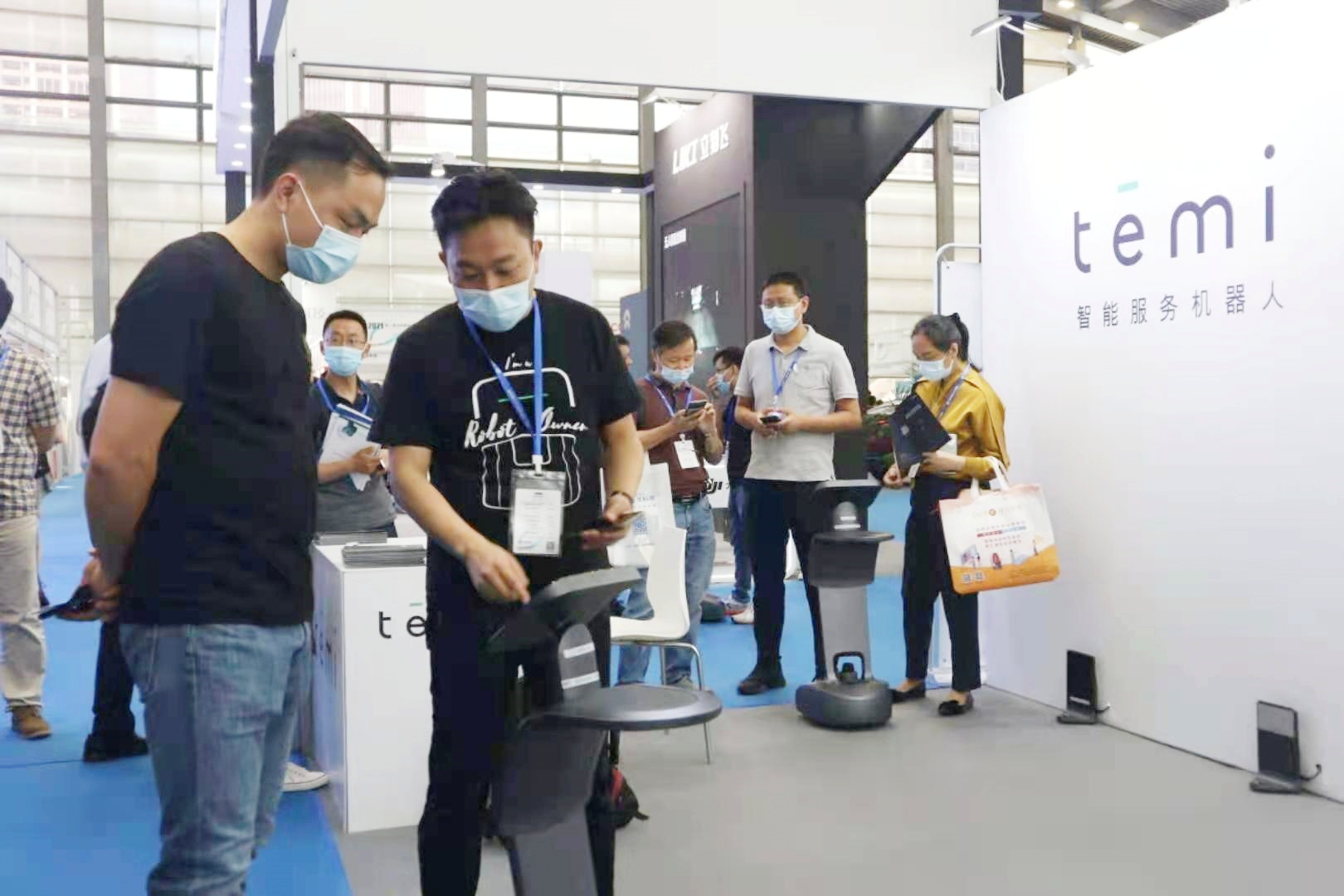 第二届深圳(国际)人工智能展开幕,服务型机器人受热捧