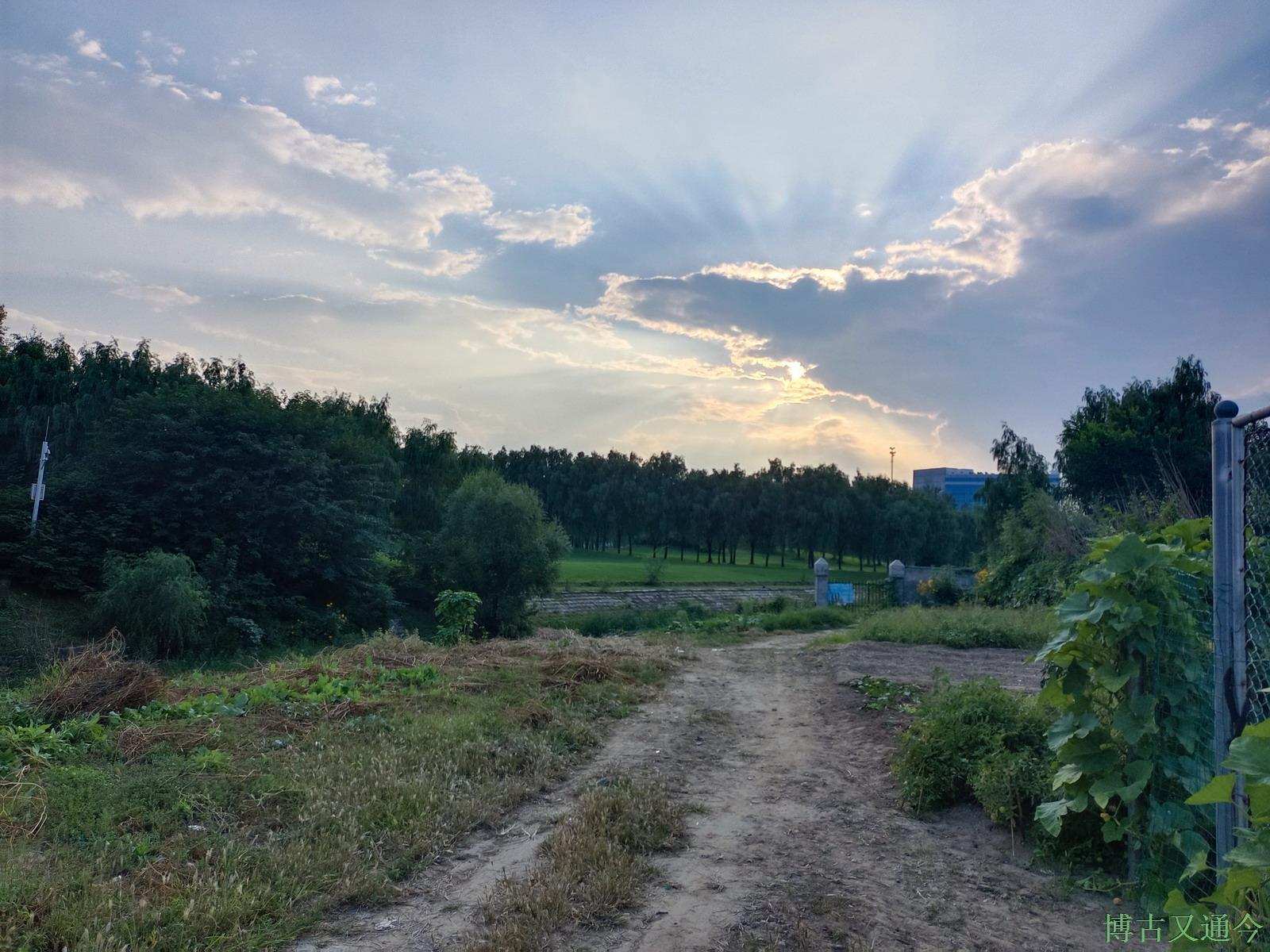 一個未開建的北湖渠公園,舊村子在它的土層之中