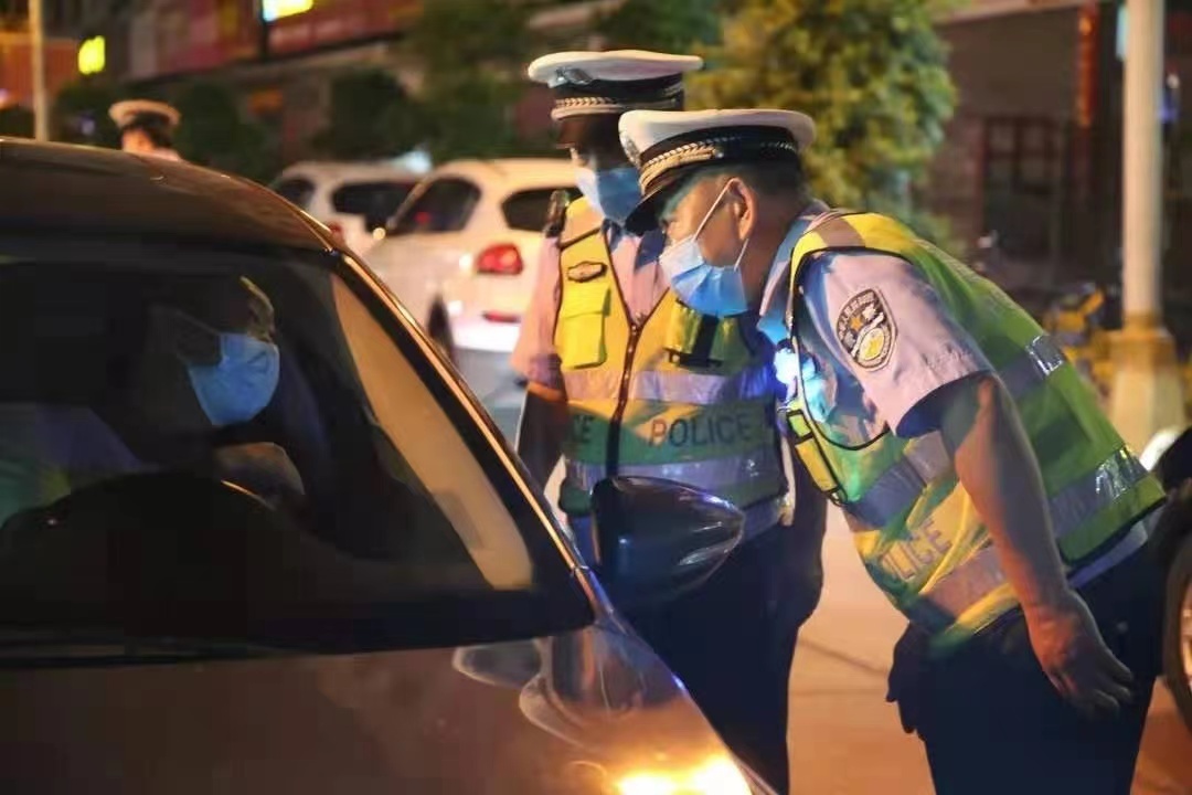 民警询问过往车辆。