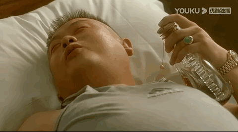 在哪,傅彪赶紧从后排走过去,他拍着傅彪的肩膀道:"你小子,这回火了!