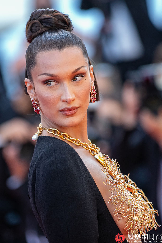 满眼都是黄金 贝拉·哈迪德开叉裙 超大树型项链穿搭惊艳全场