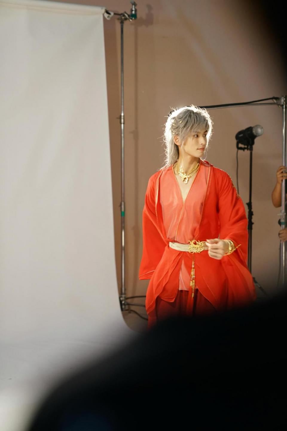 拍摄片场的路透虽然高糊,也能看到张哲瀚的红衣被风吹起,他也在摆着