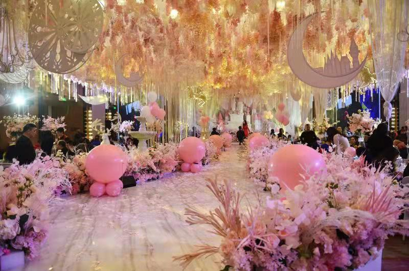 图为山西太原某五星级酒店12岁生日宴的t台布景.新华社记者 柴婷 摄