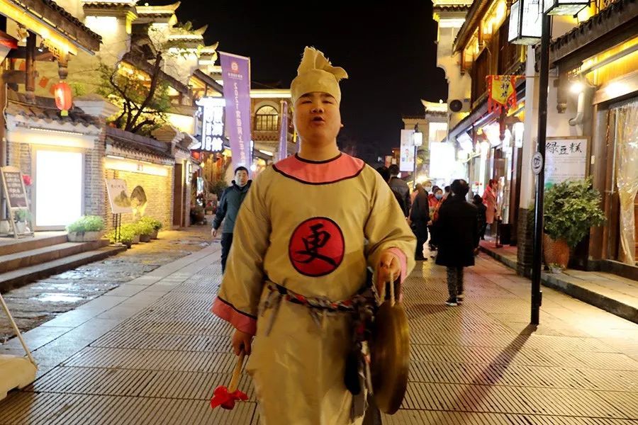 古人将一天分为12个时辰,每个时辰为2小时,其中夜晚的5个时辰称五更