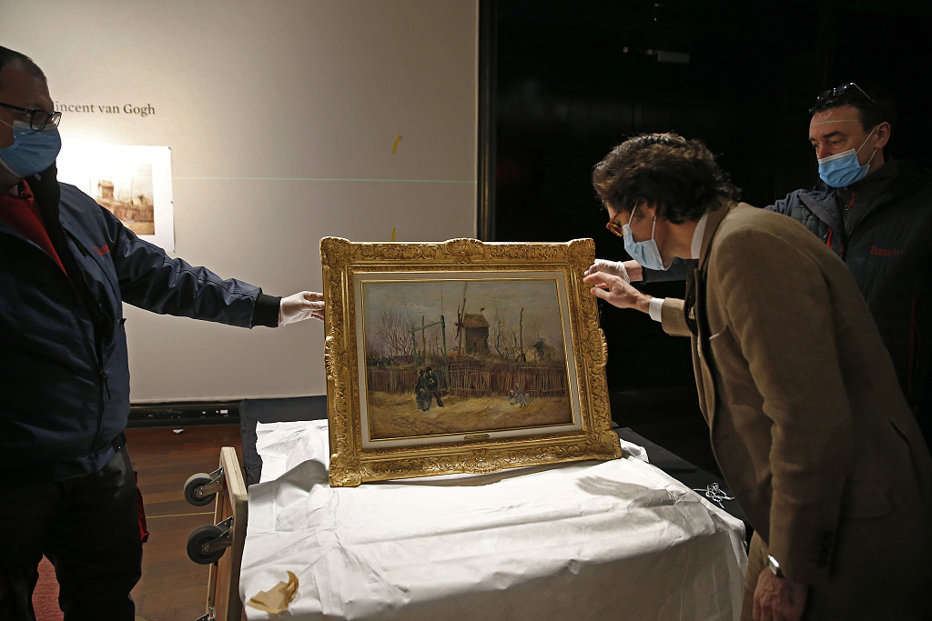 当地时间2021年3月16日,法国巴黎,德鲁奥拍卖行展出荷兰后印象派代表画家文森特·威廉·梵高创作于1887年的画作《蒙马特街景》。苏富比团队将通过视频的方式在巴黎、纽约、和香港三地举行线上拍卖。鉴于蒙马特系列的稀有性,该画作的估价达五到八百万欧元。