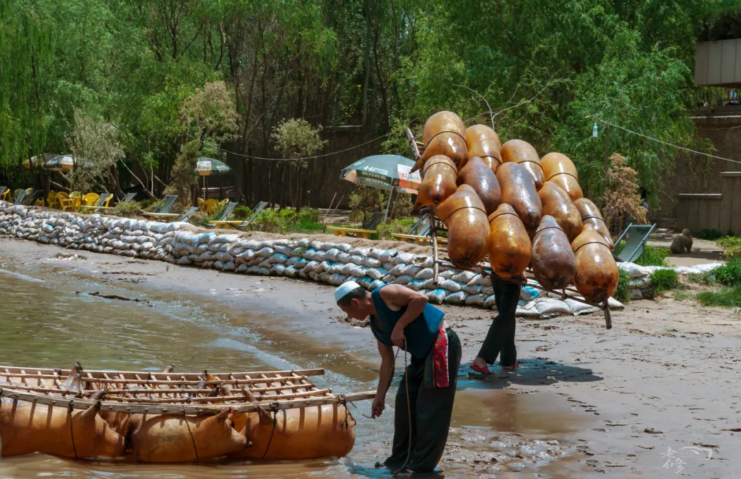 中国部分地区仍在使用羊皮筏渡河 | 图虫创意