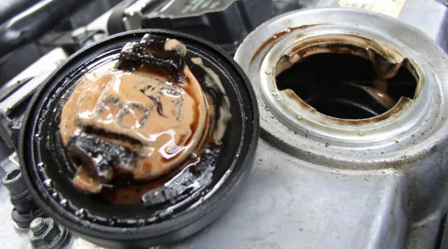 当发现机油乳化变质,发黑,以及携带较多碎屑,务必尽快更换机油机滤