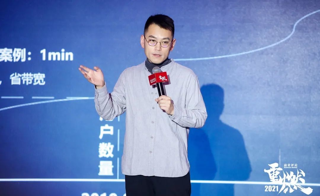 "演讲:宋佳雨,抖音知识类top达人,商业小纸条创作者编辑:王明雅在一个