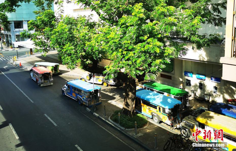 当地时间5月16日,菲律宾首都马尼拉CBD马卡蒂LANDMARK商城外,多路公交吉普尼在等候客人。从5月15日至31日,首都大马尼拉地区及邻近4省布拉干、甲米地、拉古那、黎刹(NCR Plus)以及其他一些地区,防疫隔离分类从“修订版加强社区隔离”降为更宽松的“一般社区隔离”,在交通部指导下,加大公共交通的使用。 中新社记者 关向东