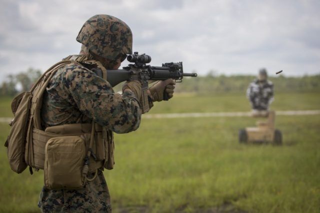 美军在冲绳进行超逼真战场实战射击：将半自主“类人机器人”扮成枪靶