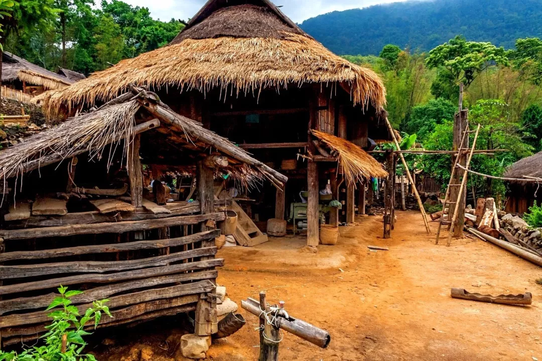 每年春节,寨民们会丢下手中所有的事情,通宵达旦地围着寨桩载歌载舞