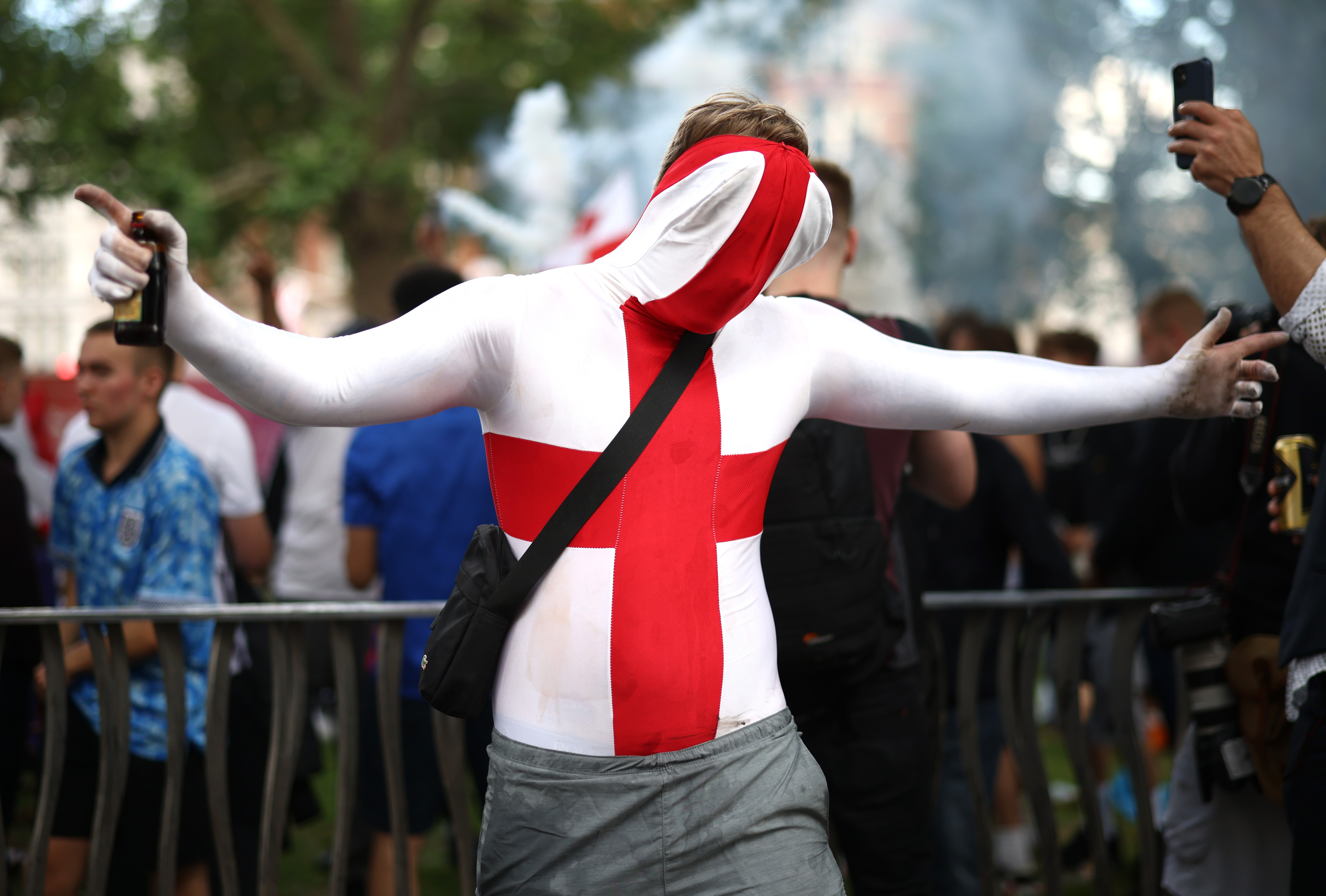 7月3日，英格兰大胜乌克兰进军4强后，在伦敦庆祝的球迷 澎湃影像图