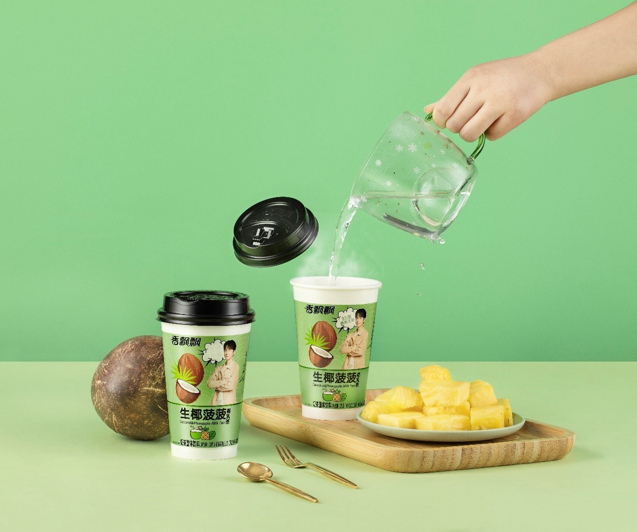 加入85℃以上的热水冲泡,每款生椰菠菠椰乳茶的奶茶杯上,就会随机浮现