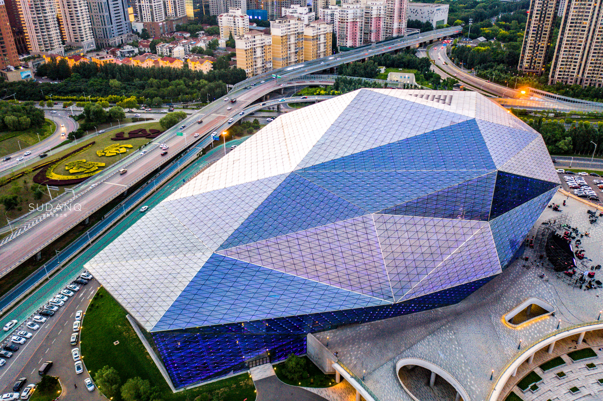 初见沈阳:东北唯一的新一线城市,"大钻石"般的建筑太惊艳__凤凰网