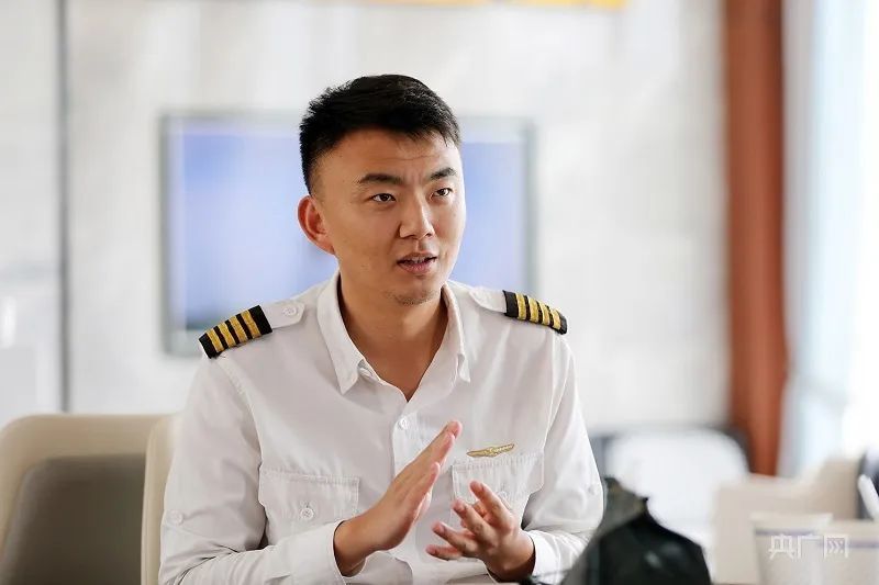 山中青年第二季百年青春壮志凌云的90后机长