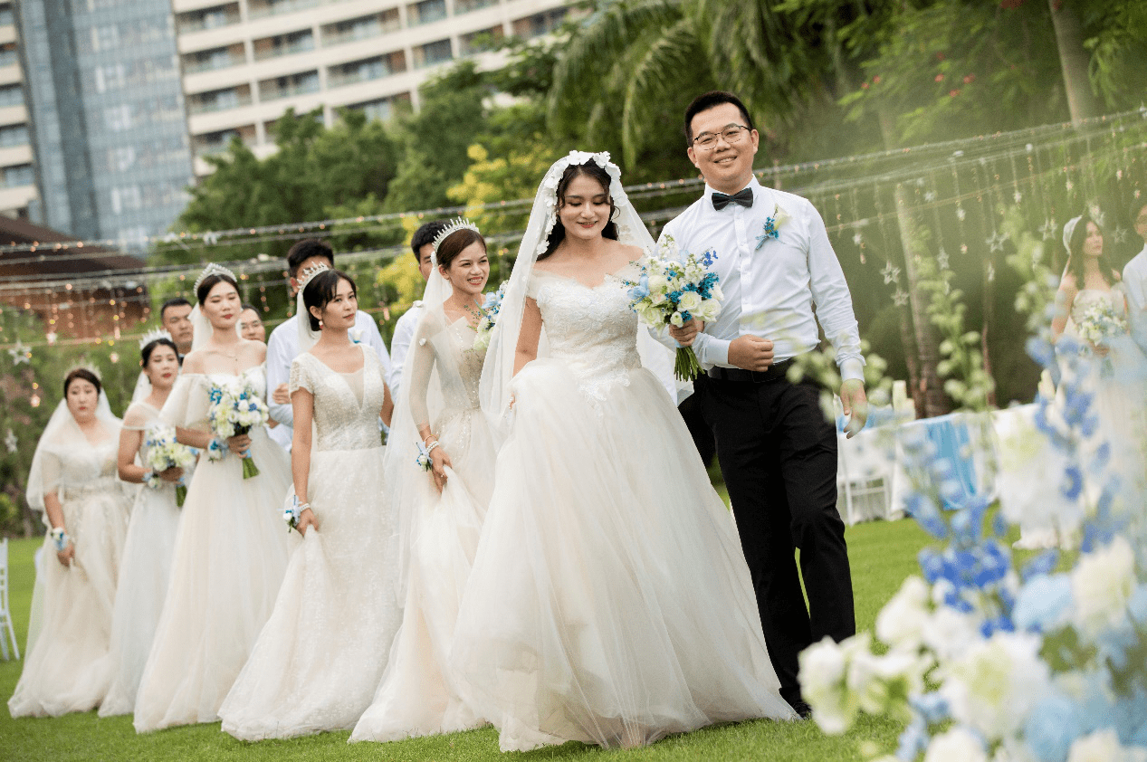 为职工办实事13对中建八局建设者在三亚举办集体婚礼