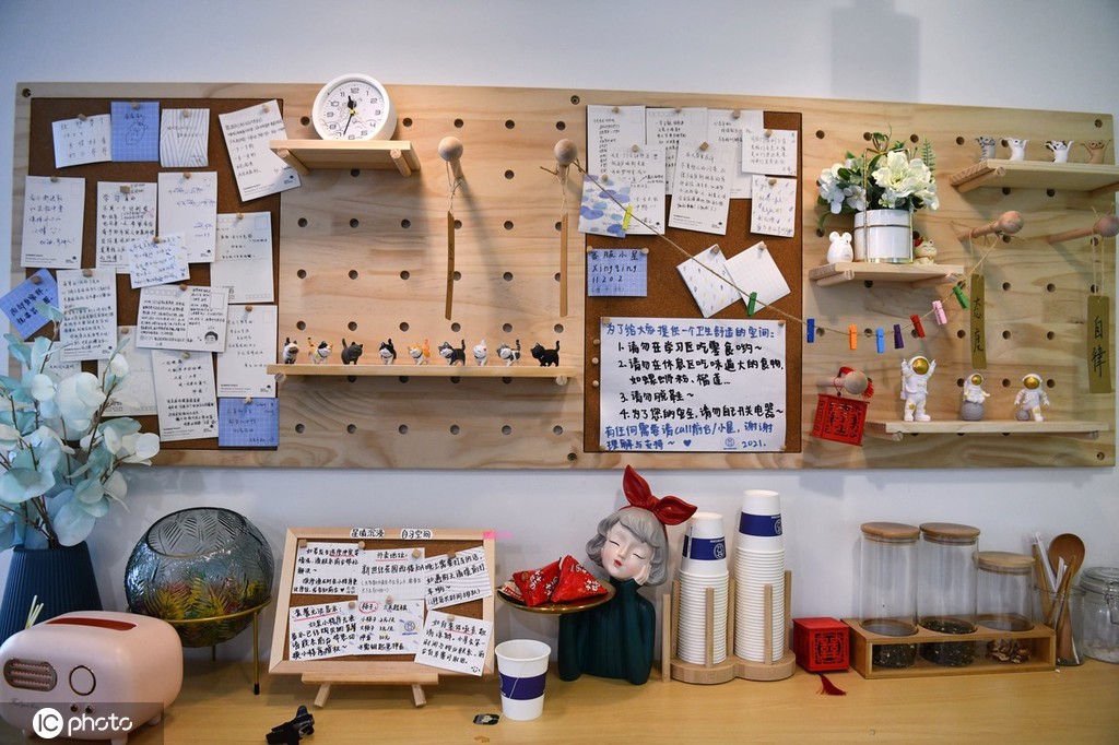 2021年12月23日,四川成都,2022年考研迎来了3天的倒计时,在成都市武侯区一写字楼上,不少考研学生扎堆到收费自习室,做最后的冲刺。相比于学校内的传统图书馆,这种收费的自习室环境更为安静,有空调、零食、开水等保障。