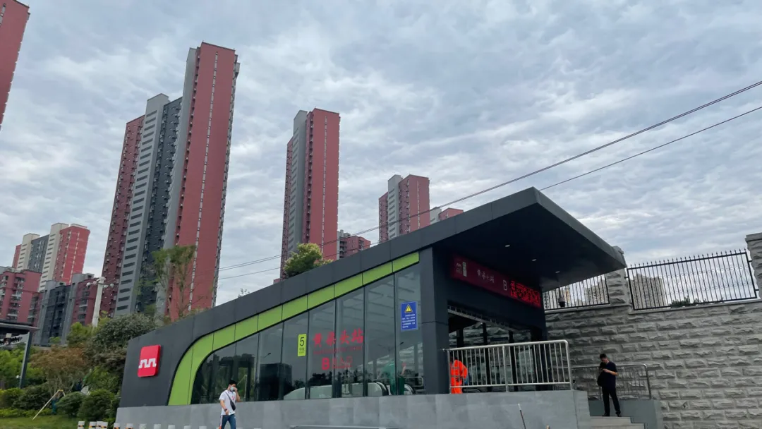 除了创意谷在外,还有雁翔广场,地铁5号线及8号线,曲江二小及二小第一