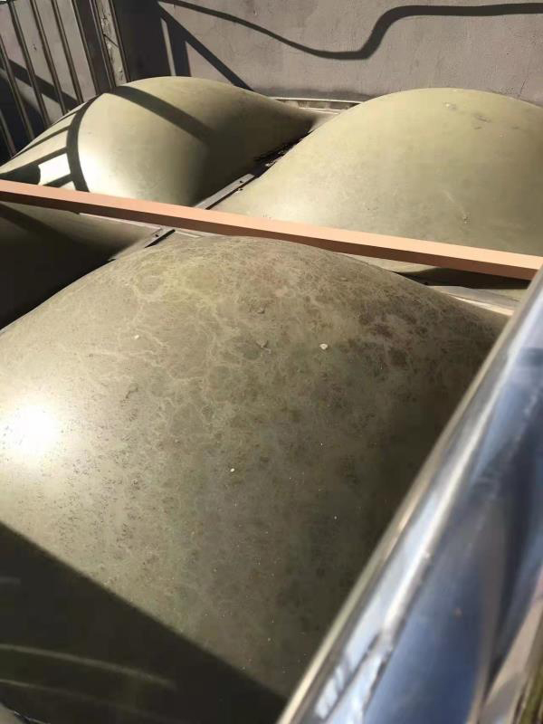 家属认为天台采光板严重老化,称一压就破