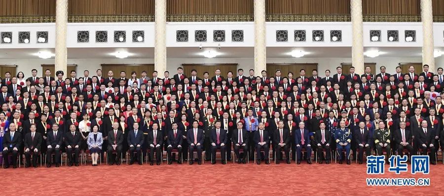 图：6月29日，庆祝中国共产党成立100周年“七一勋章”颁授仪式在北京人民大会堂金色大厅隆重举行。习近平等领导同志在颁授仪式前会见全国“两优一先”表彰对象。新华社记者 申宏 摄