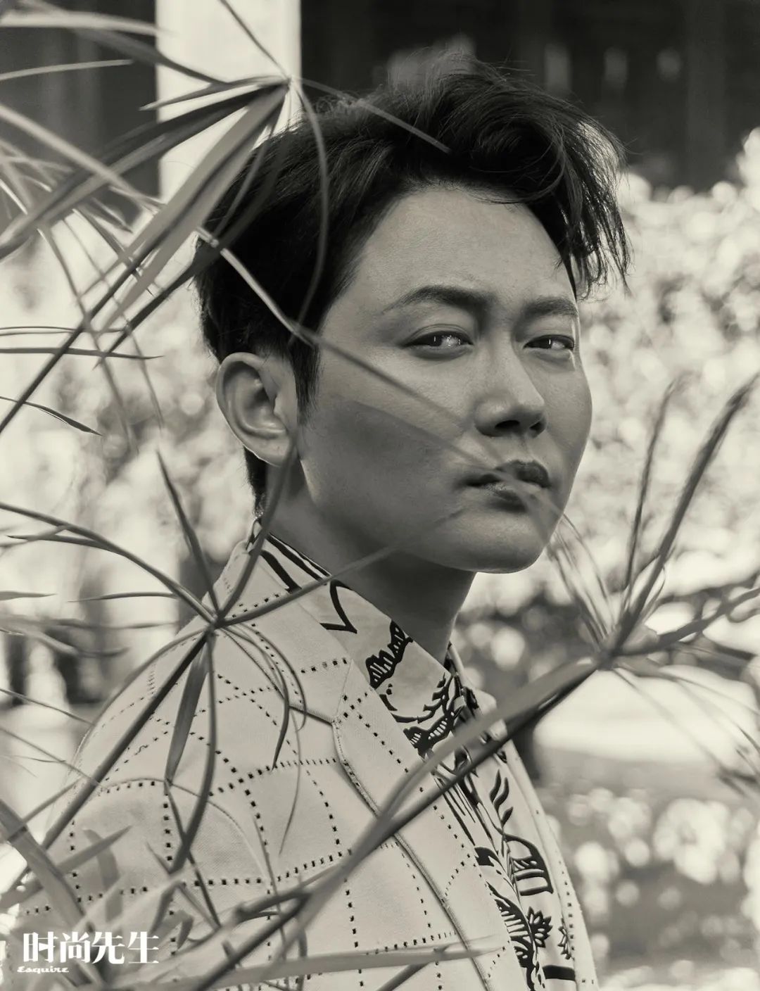 白色镂空格纹西装外套,黑白印花衬衫 fendi孟鹤堂meng hetang德云社鹤