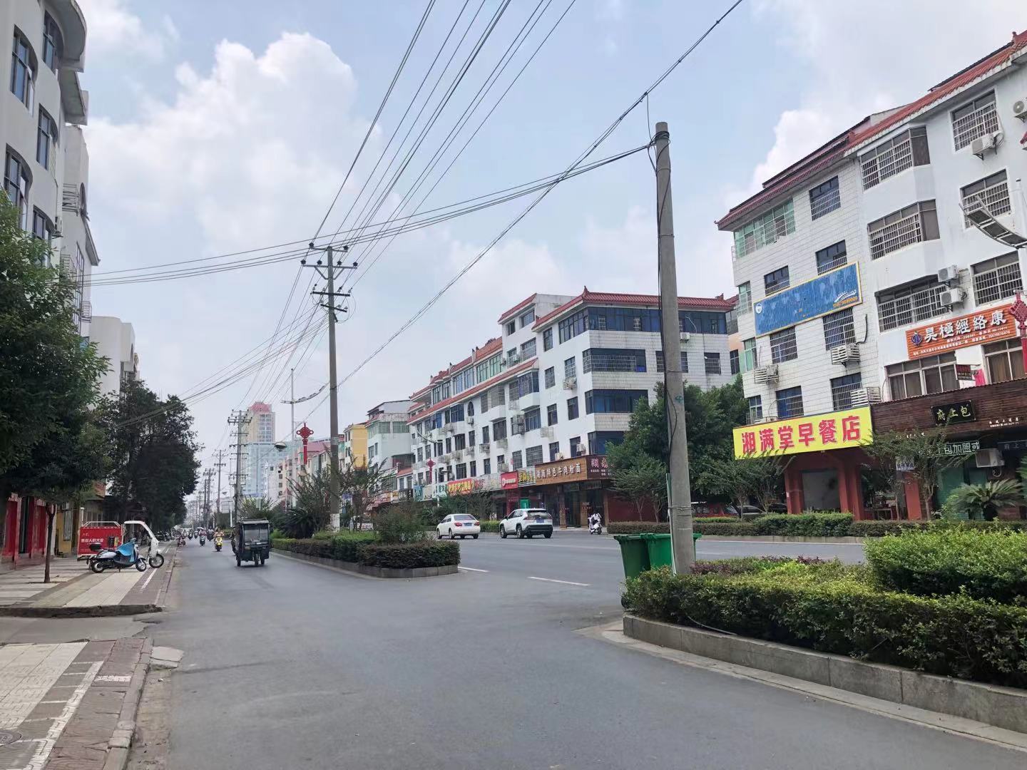 谢某拖着藏有尸体的行李箱等出租车的地方，位于泰和县白凤大道上。该道路是泰和县城的一条主干道，车多人多。澎湃新闻记者 陈绪厚 图