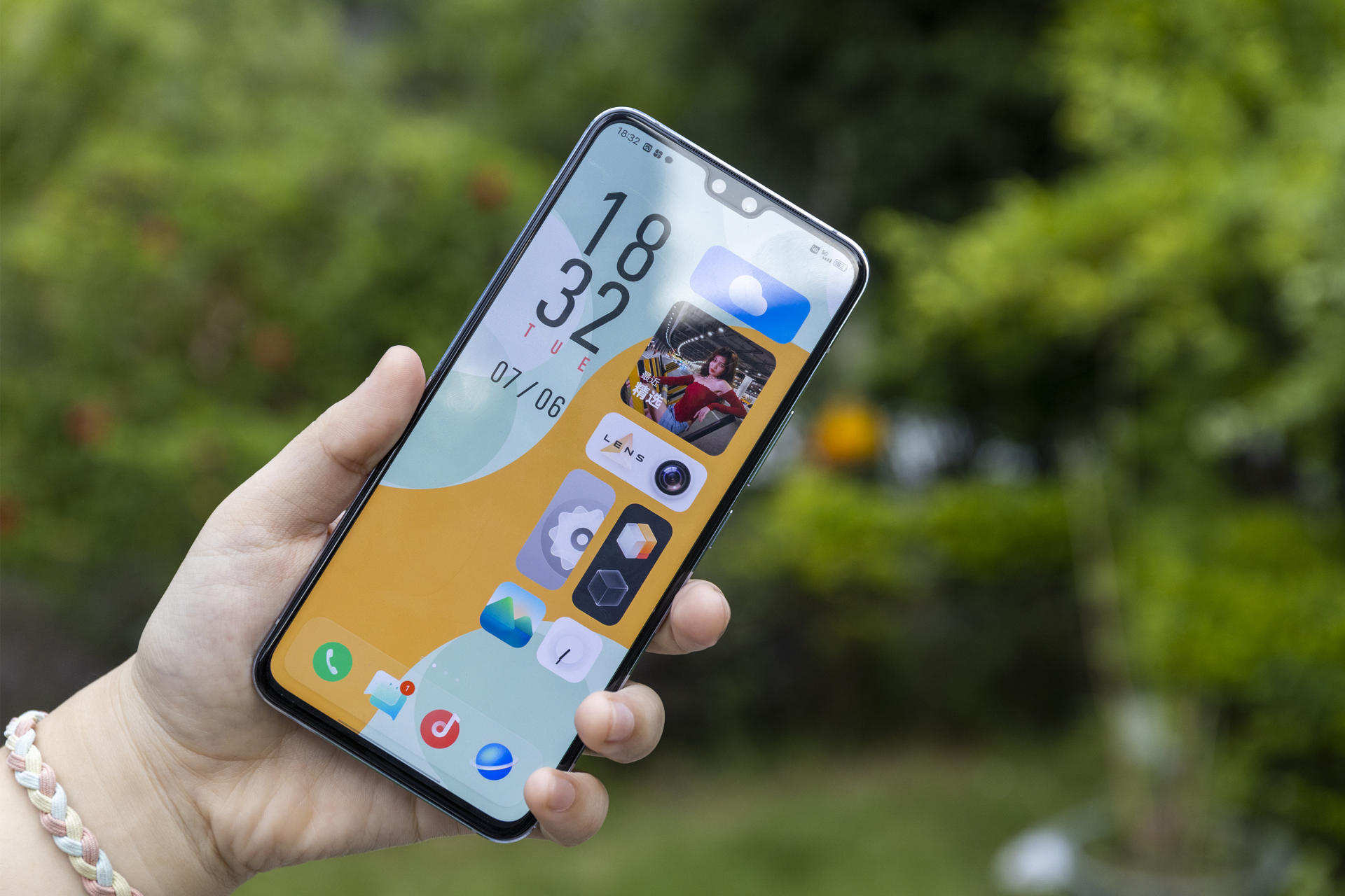 在路途中,自拍以及拍照是必不可少的环节,而有了vivo s10 pro这款自拍