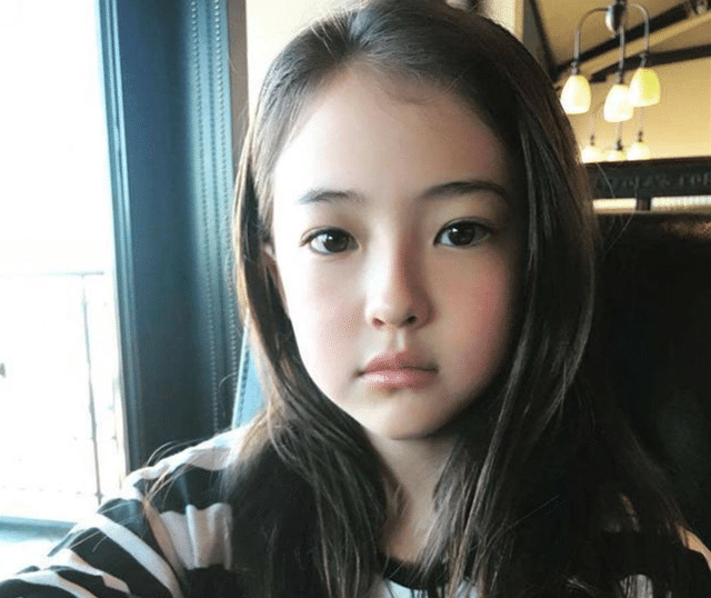 "早熟女孩"火了,10岁年龄20岁的脸,网友:性教育令人堪忧__凤凰网