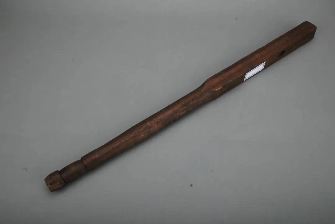 顾正红为了反抗日本资本家武力镇压工人自卫用的打梭棒(复制品)。顾正红纪念馆 微信公众号 图