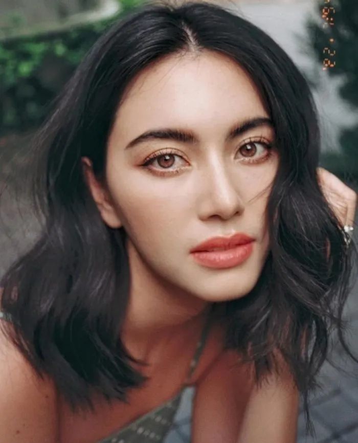 实在是一张辨识度极高的浓颜脸. mai初入娱乐圈的目的就