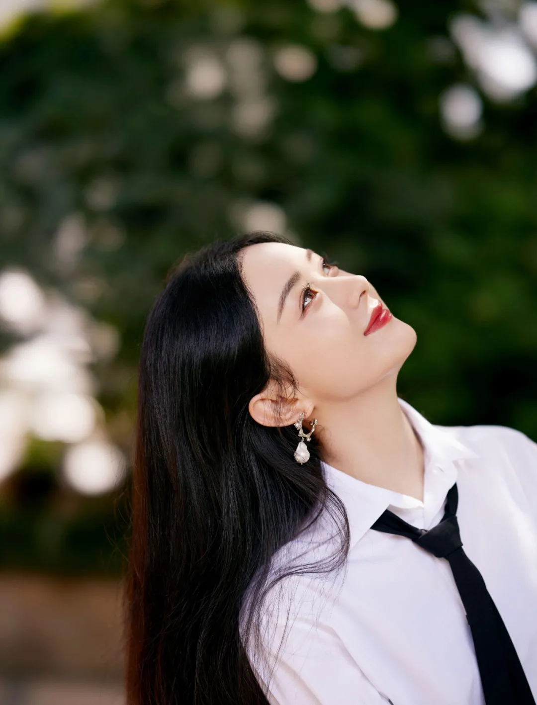 生图美过精修,赵丽颖靠侧颜封神了?__凤凰网