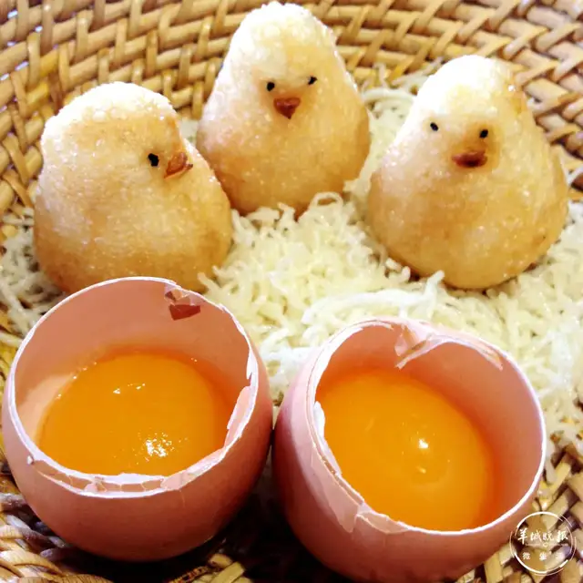 看这个,小老鼠都爬上桌了~还有小鸡造型的咸水角.