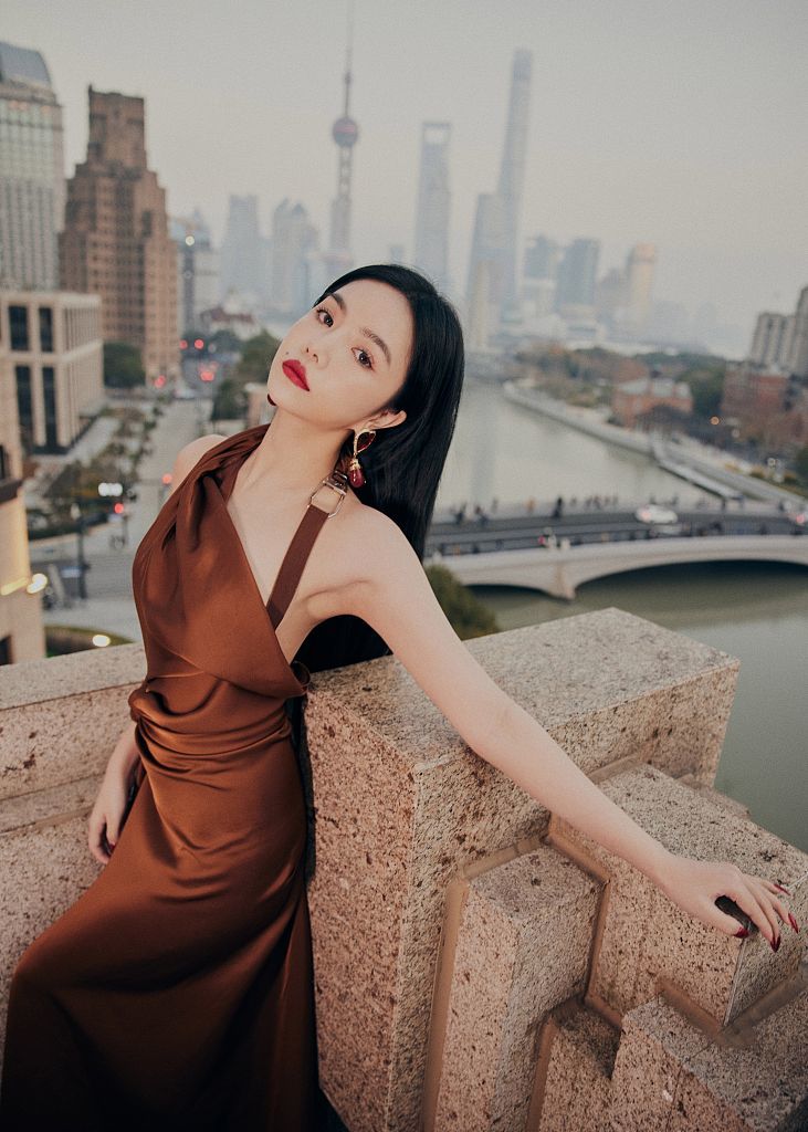 安崎穿高开叉礼裙现身大秀美腿夸张桃心耳坠搭配红唇又甜又辣