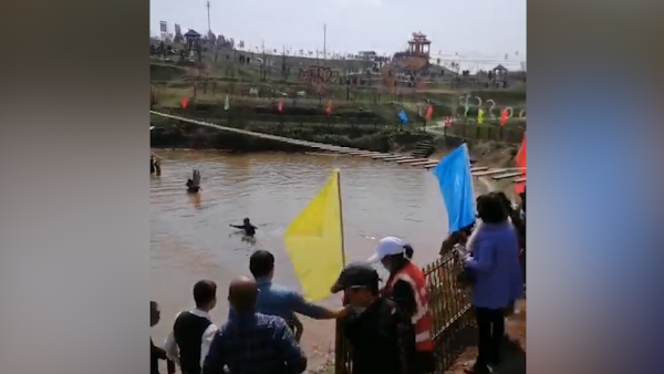 衡阳一吊桥侧倾游客掉落水塘，景区称无人员伤亡