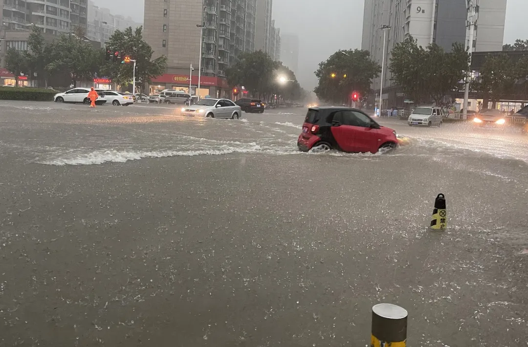 河南暴雨后续郑州地铁仍停运富士康一厂区停产一天少林寺闭门