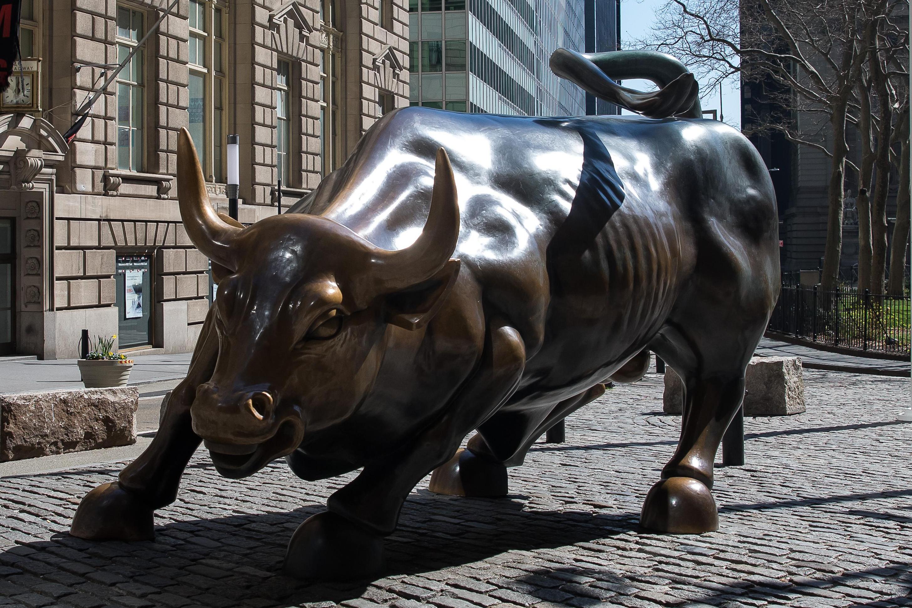 2020年3月26日在美国纽约华尔街拍摄的纽约证券交易所附近的铜牛雕塑